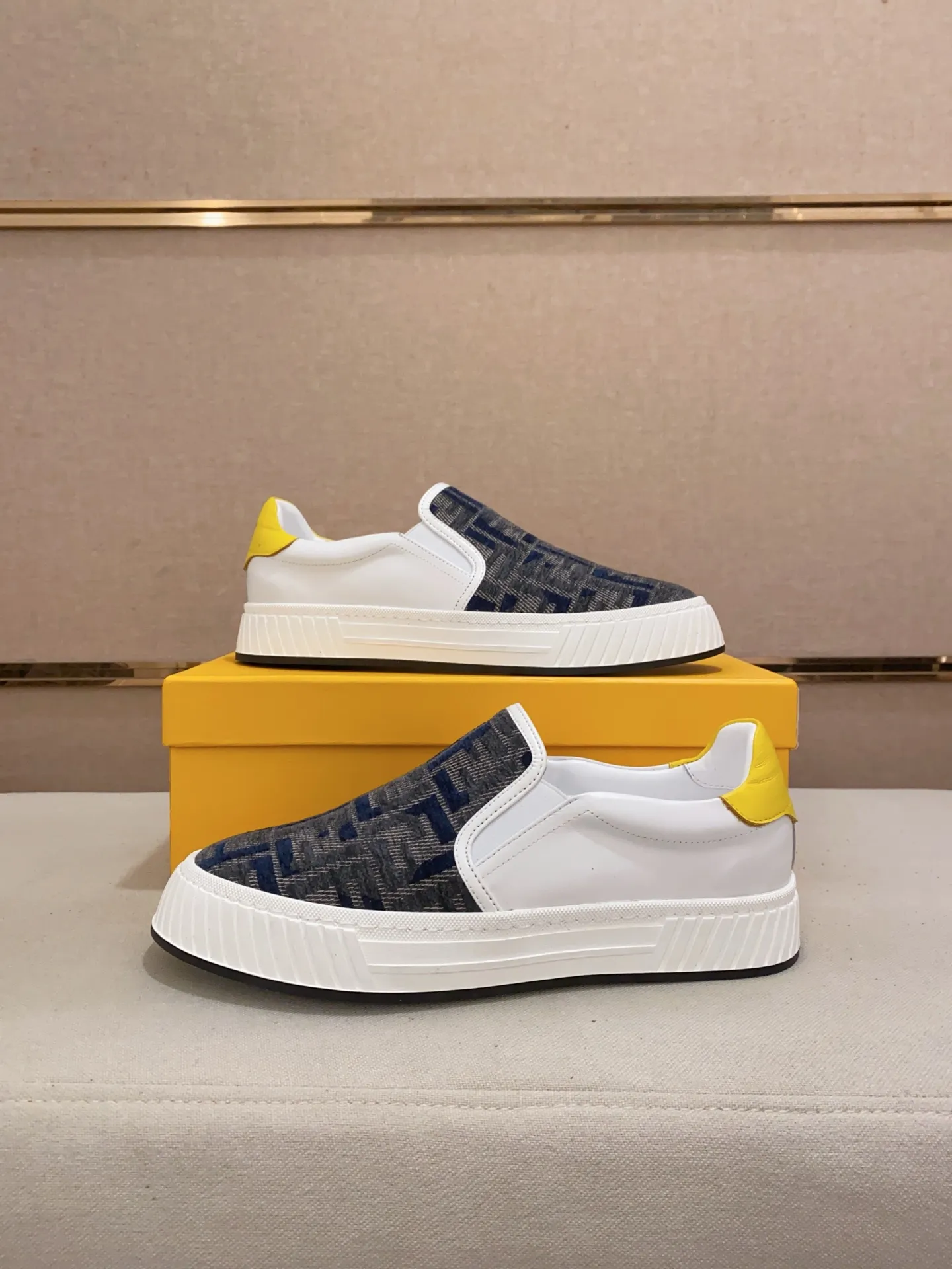 Men's shoes 💰 400💰 (fendi) New style 👊🏻 upper 🇮🇹 imported cowhide fabric 🇩🇪 lining imported sheepskin lining. The original outsole is molded to highlight the identity of every man, and the upper foot is elegant and stable🚶🏻🚶🏻The high-end custom counters reproduce the original version📯No matter the wind or rain, the shoe last remains unchanged and can withstand the verification of time🔍️,🔵 Size: 38-44